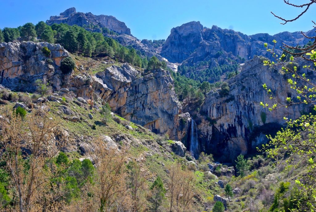 Schon von weitem sieht man Cazorlas Wasserfall