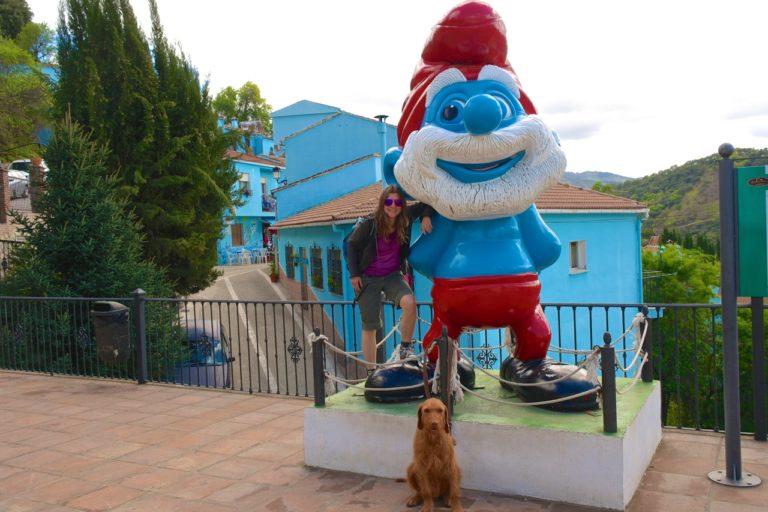 Wir treffen Papa-Schumpf am Dorfplatz