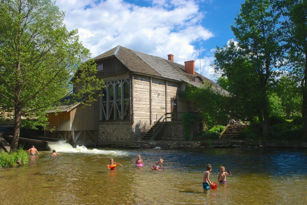 Erfrischung an Wassermühle im Nationalpark in Litauen