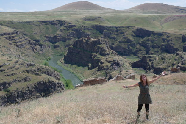 Die Ruinenstadt Ani ist von einer tiefen Schlucht umgeben Schlucht bei Ani_tierisch-in-fahrt.de