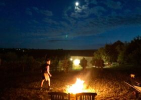 Esskastanien rösten über dem Feuer, @tierisch-in.fahrt.de