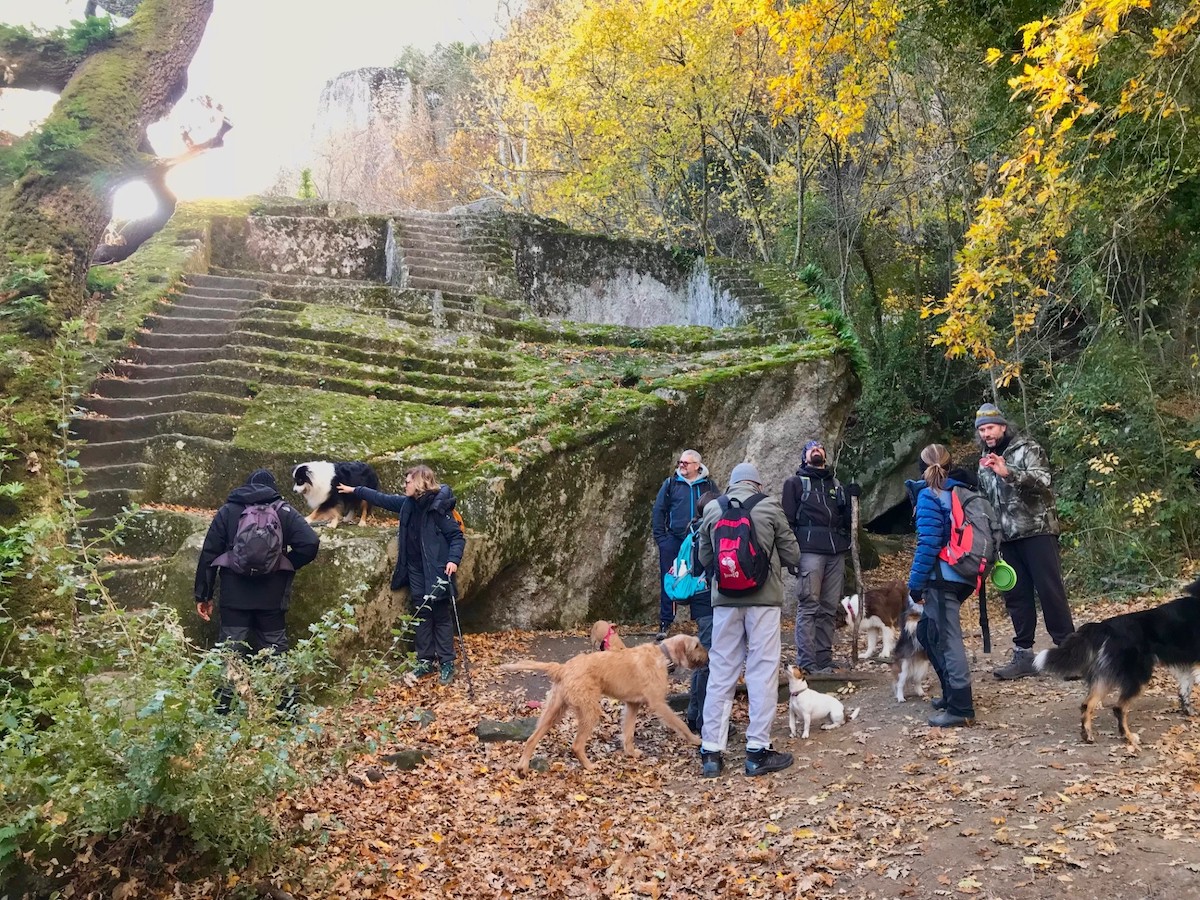 Camino con cani, Piramide etrusca, @tierisch-in-fahrt.de