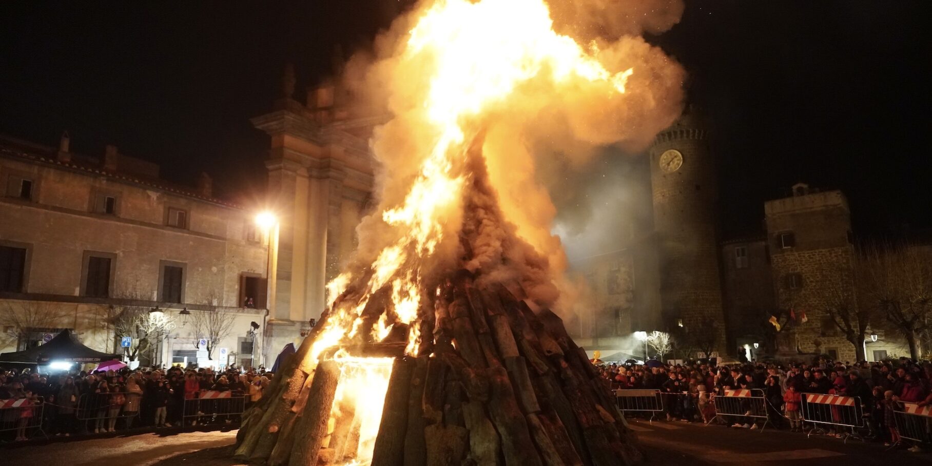 Feuerspektakel zu Sankt Antonius, Bagnaia, @tierisch-in-fahrt.de Sankt Antonius Feuer in Bagnaia, Viterbo, Italien, @tierisch-in-fahrt.de