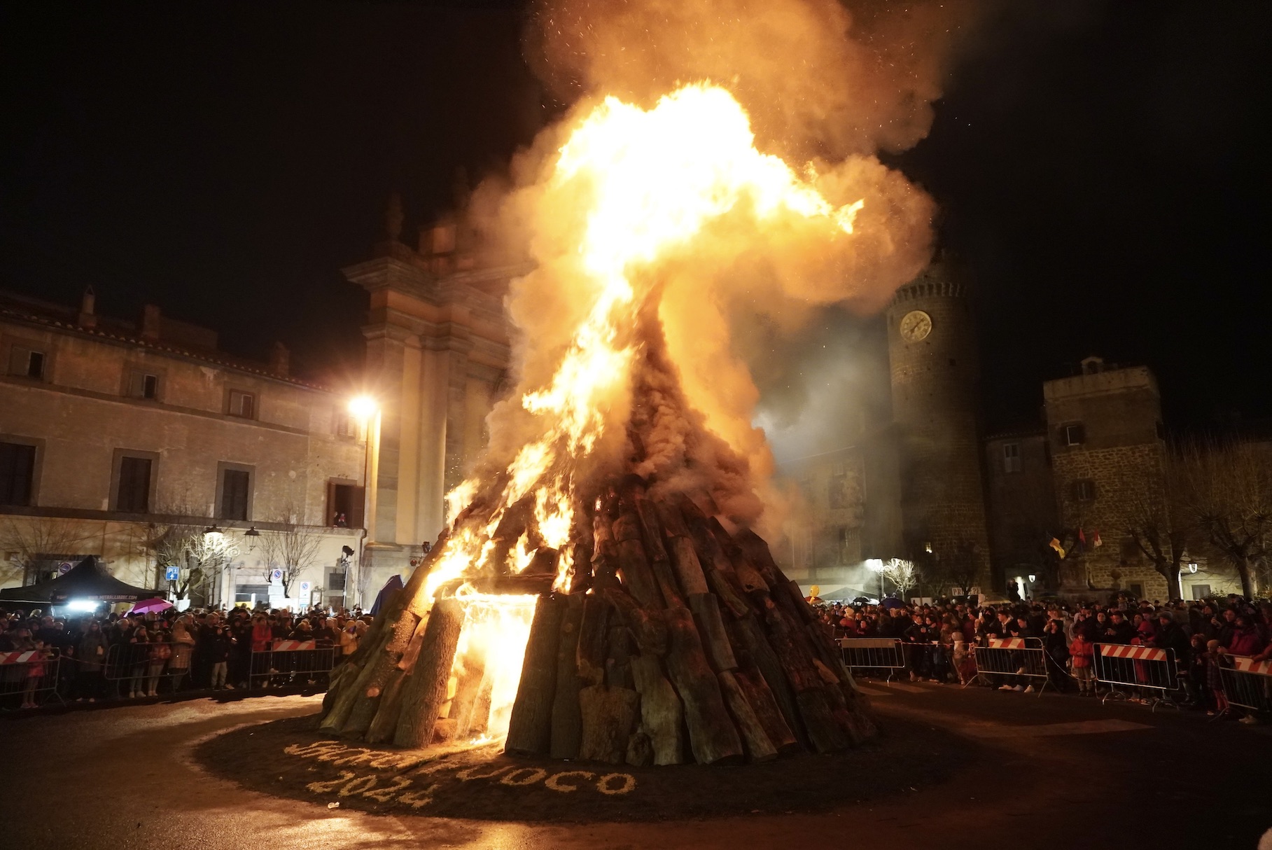 Feuerspektakel zu Sankt Antonius, Bagnaia, @tierisch-in-fahrt.de Sankt Antonius Feuer in Bagnaia, Viterbo, Italien, @tierisch-in-fahrt.de