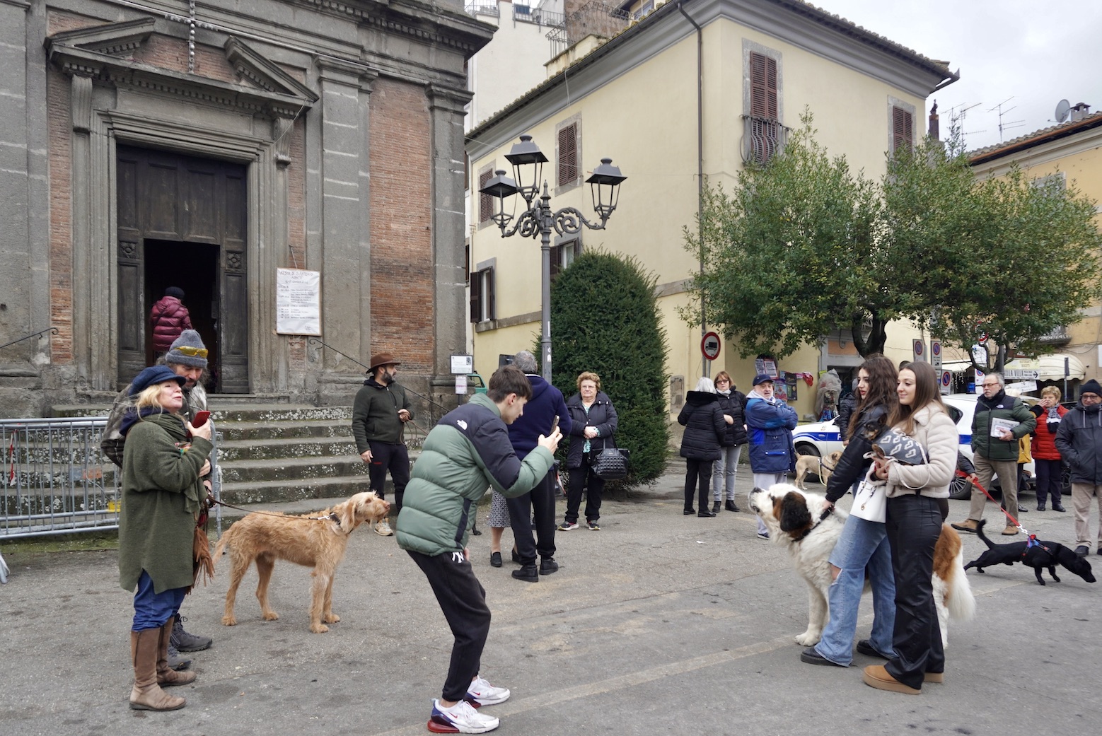Fotosession mit Hunden vor Kirche, Italien, @tierisch-in-fahrt.de