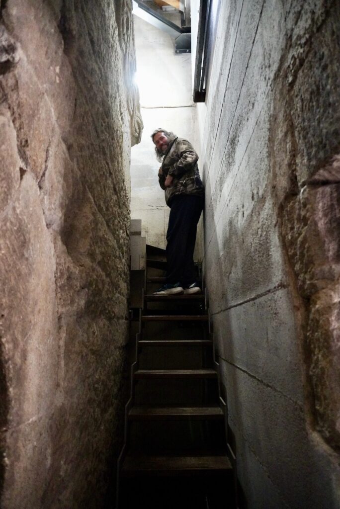 Enger Treppenaufgang im Turm von Bassano in Teverina, @tierisch-in-fahrt.de